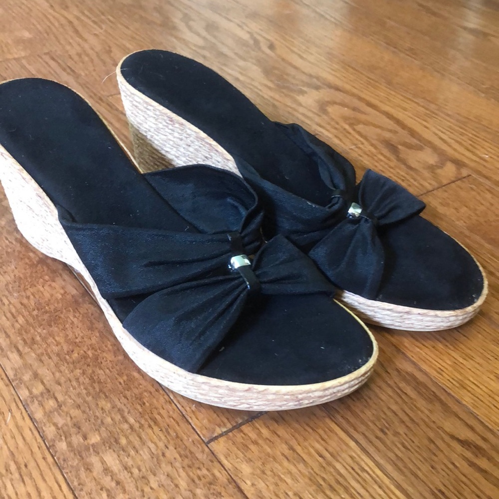 Black wedges